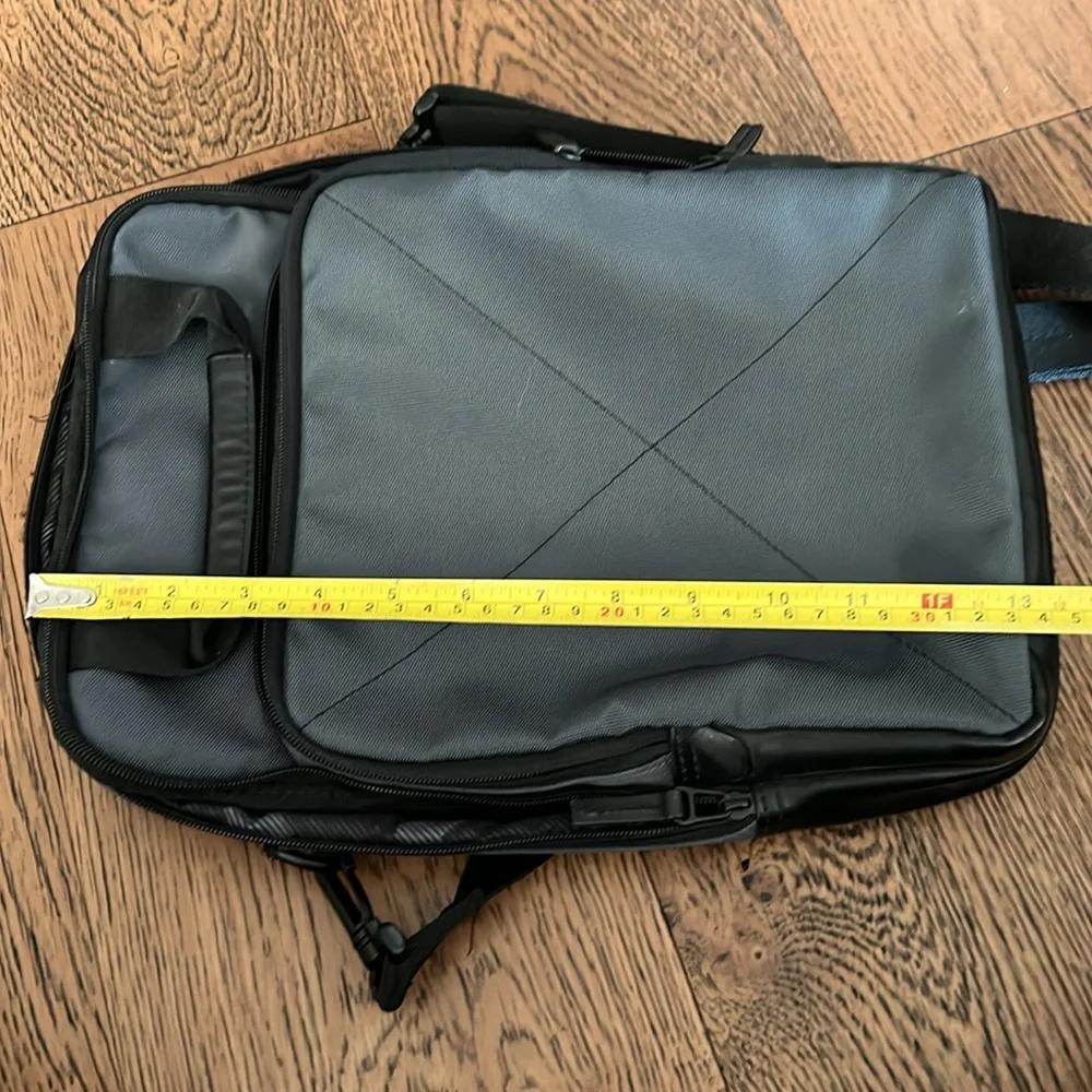 TARGUS T-1211 Gunmetal Gray and Camo crossbody messenger tech bag